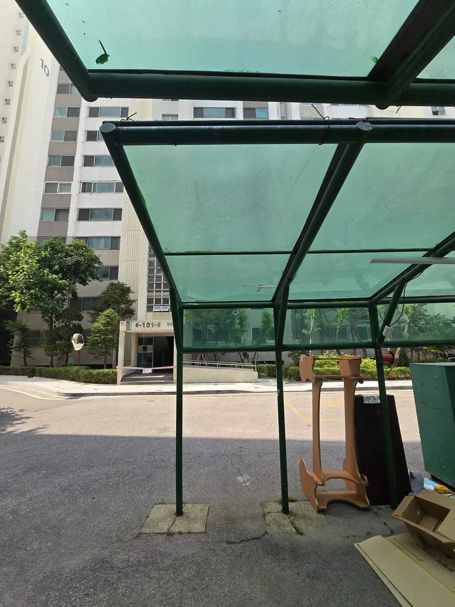 아파트 자전거 보관대 렉산 지붕 교체 이전 하부 판재