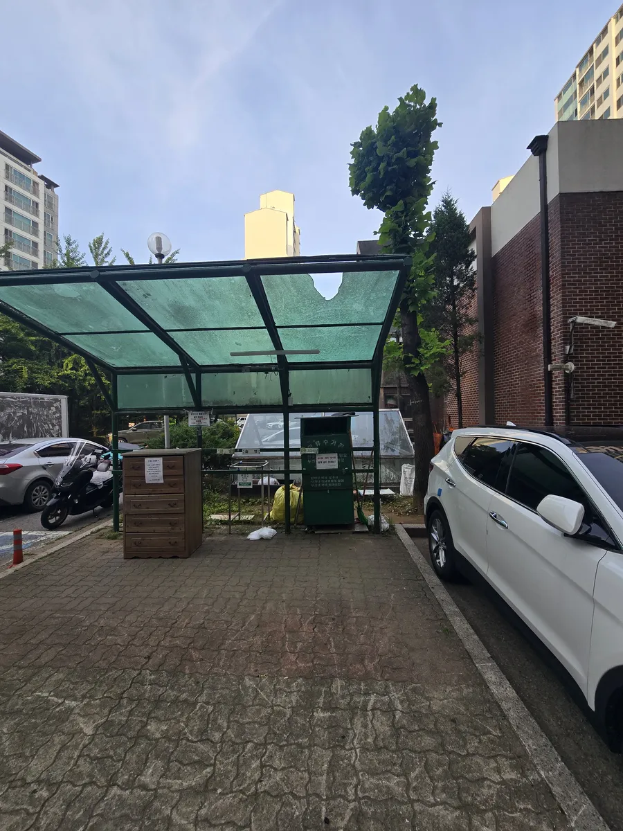 아파트 자전거 보관대 지붕 렉산 판재 구멍 파손