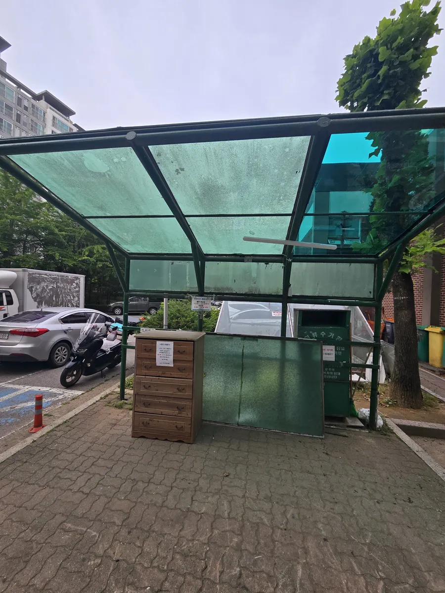 아파트 자전거 보관대 렉산 판재 교체 후 상태