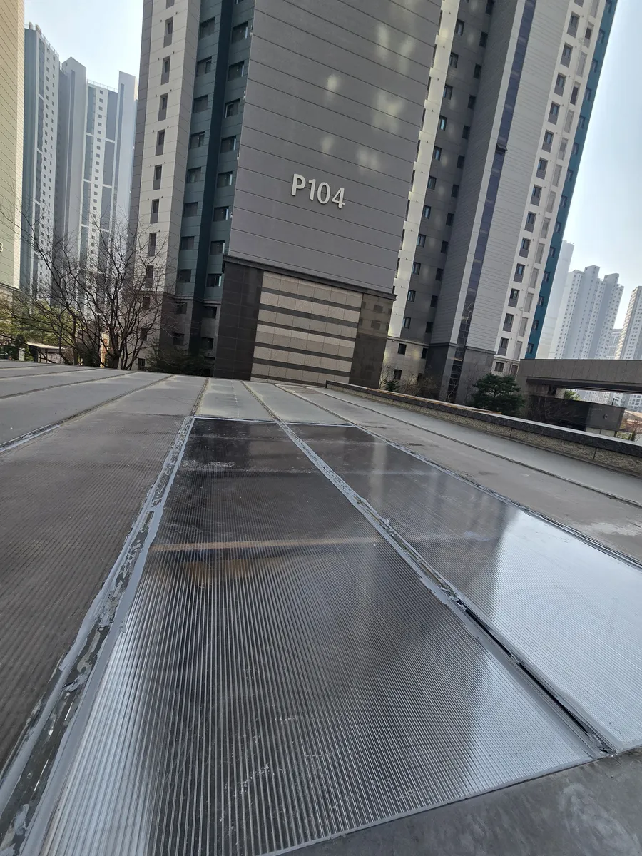 지하주차장 진입로 렉산 지붕 교체 완료 이음부