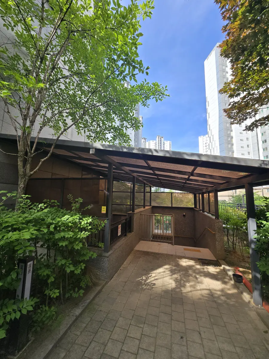 아파트 지하 출입구 렉산 지붕 점검 출입구 전경