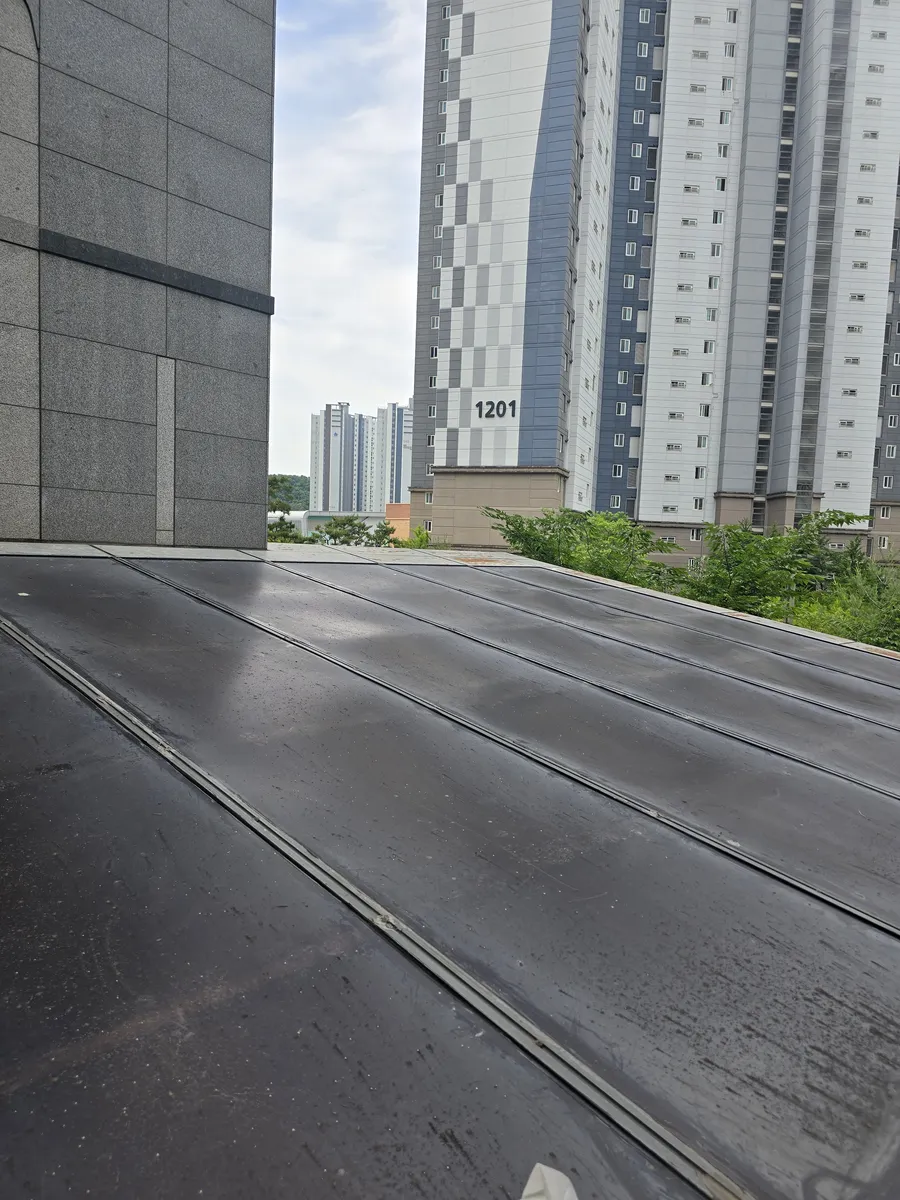 아파트 지하 출입구 렉산 지붕 점검 가장자리
